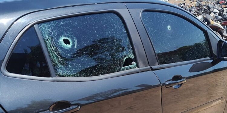 Atiradores disparam contra carro no município de Humaitá no Amazonas