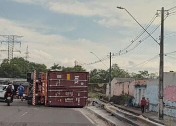 Carreta tomba na Avenida das Torres e causa congestionamento na Zona Norte de Manaus