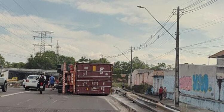 Carreta tomba na Avenida das Torres e causa congestionamento na Zona Norte de Manaus