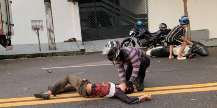 Casal sofre acidente de moto em pista molhada em Manaus
