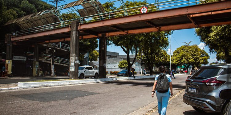 Fala Manaus Passarela abandonada coloca pedestres em risco na Zona Sul de Manaus