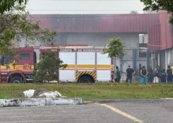 Incêndio atinge fábrica de portas na zona Oeste de Manaus