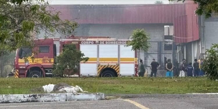 Incêndio atinge fábrica de portas na zona Oeste de Manaus