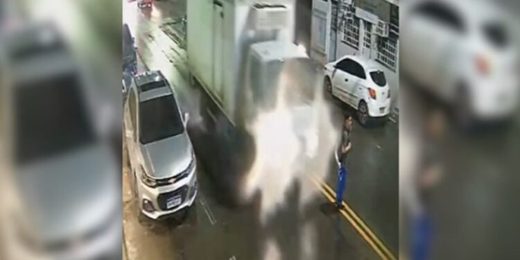 Homem é atropelado por caminhão e escapa de ser atingido por ônibus em Manaus