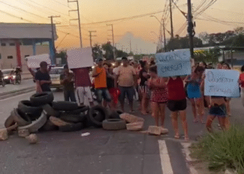 Moradores protestam contra falta de energia na comunidade Celebridade 2