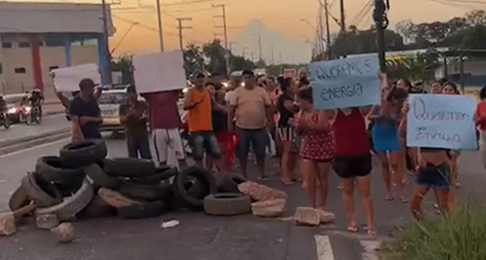 Moradores protestam contra falta de energia na comunidade Celebridade 2