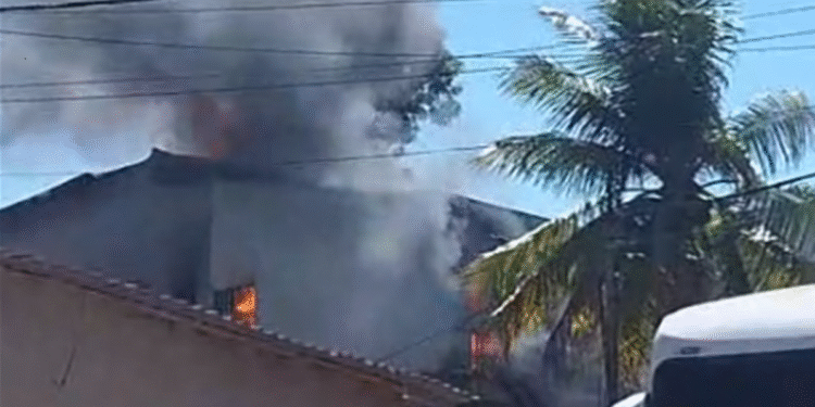 Mulher fica ferida em incêndio no bairro da Paz nesta sexta-feira