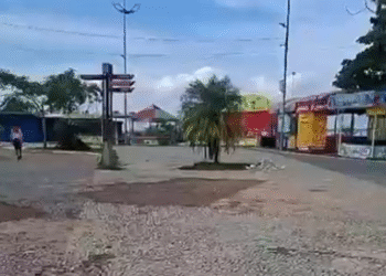 Obra da Águas de Manaus incomoda frequentadores da Ponta Negra