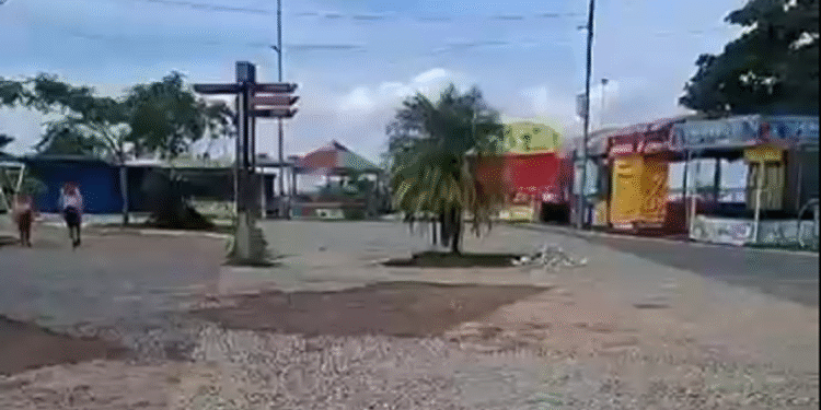 Obra da Águas de Manaus incomoda frequentadores da Ponta Negra