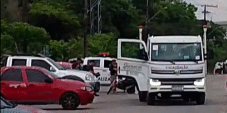 Operação do Detran-AM em frente a Effa Motors termina com apreensão