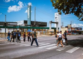 Faixa de Pedestres na avenida Torquato Tapajós (Foto: João Dejacy/Rios de Notícias)