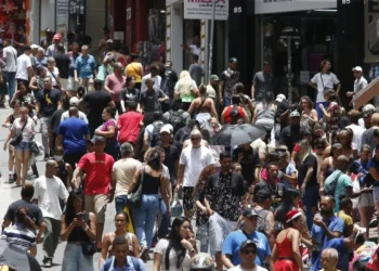 População brasileira chega a 213,4 milhões em julho de 2025