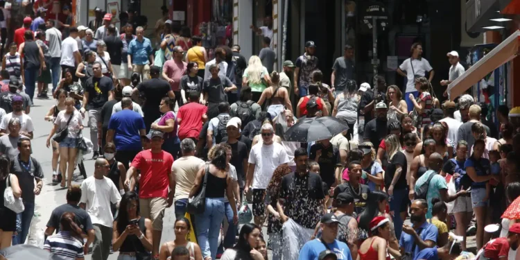 População brasileira chega a 213,4 milhões em julho de 2025