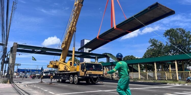 Demolição de passarela causa trânsito intenso na Torquato Tapajós neste domingo
