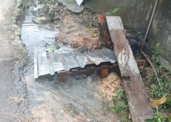 Rompimento de cano afeta abastecimento na rua Manilha, no Nova Cidade