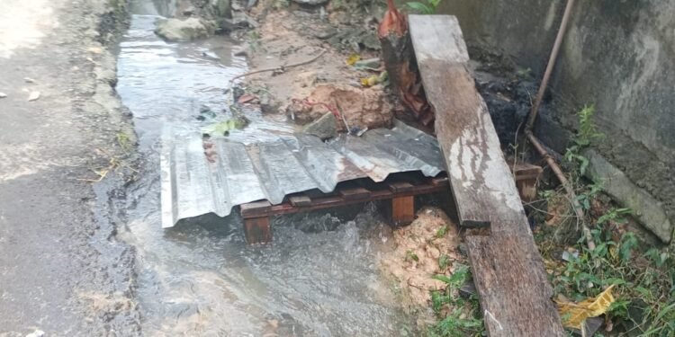 Rompimento de cano afeta abastecimento na rua Manilha, no Nova Cidade