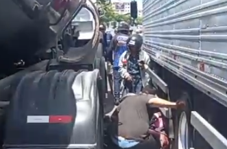 VÍDEO motociclista fica preso entre dois caminhões no Coroado