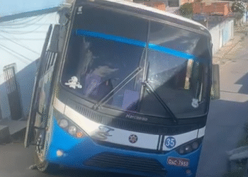VÍDEO ônibus atinge parede de uma casa no Flores