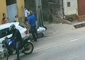 Vídeo mulher com três crianças é assaltada por dois homens na zona Oeste de Manaus