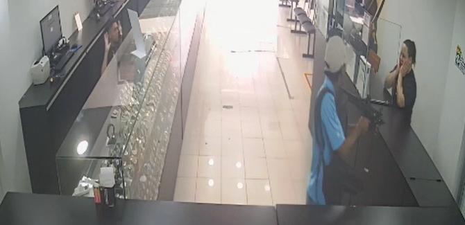 Vídeos dupla assalta relojoaria no Centro de Manaus