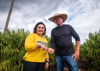Maria do Carmo visita Distrito de Realidade e discute escoamento da produção com cafeicultores