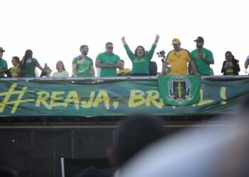 Direita vai às ruas: Maria do Carmo e lideranças conservadoras participam do ato 'Reaja, Brasil' em Manaus