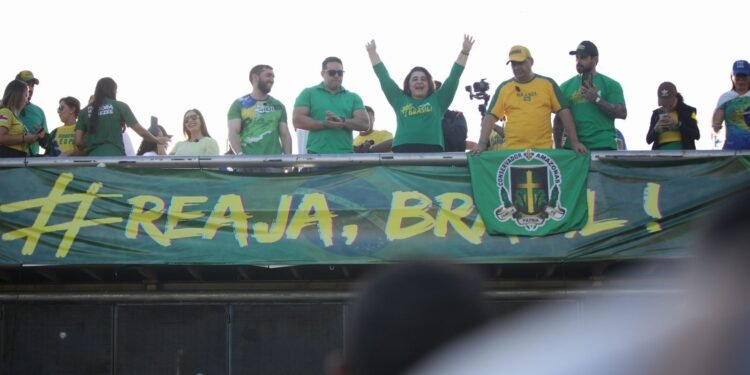 Direita vai às ruas: Maria do Carmo e lideranças conservadoras participam do ato 'Reaja, Brasil' em Manaus