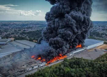Contenção de incêndio na Effa Motors deve continuar pela noite e gera manifestação do sindicato