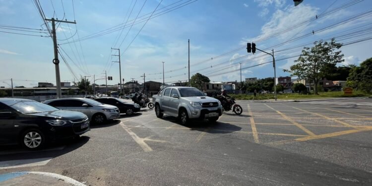 Trânsito na avenida Silves terá mudanças a partir deste sábado, 16/8