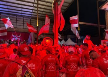 Batucada do Garantido comemora vitória do 33º título no Festival com itens oficiais em Manaus