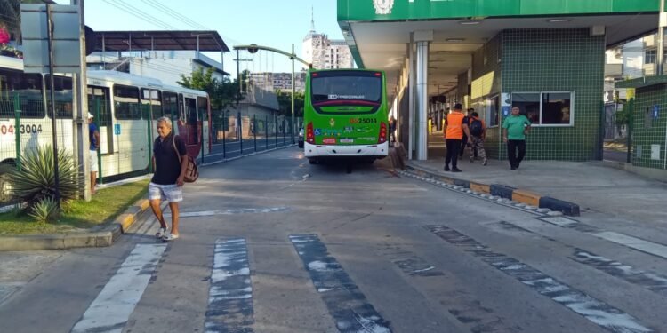 Agente de limpeza é atropelado por ônibus no Terminal 1, em Manaus