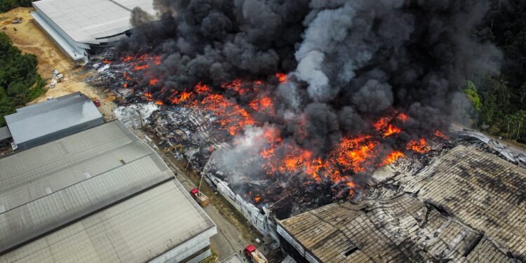 incendio-fabricas-distrito-manaus