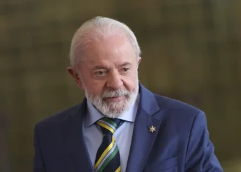 Em vídeo a Trump, Lula planta uva e diz semear comida e não ódio
