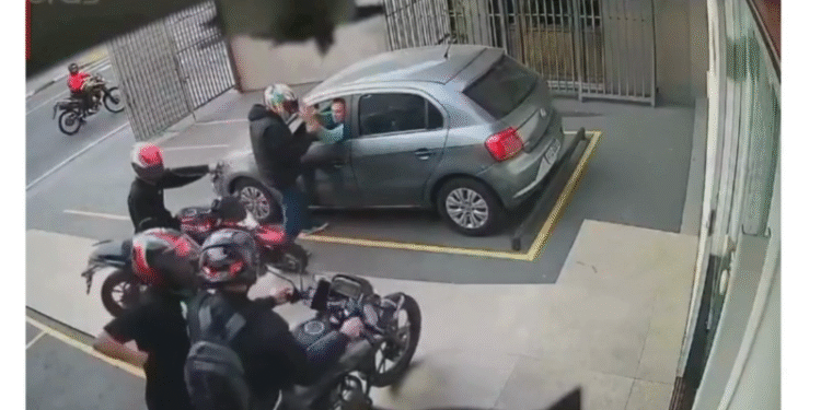 Policial reage a assalto em estacionamento e suspeito é baleado na fuga; veja vídeo