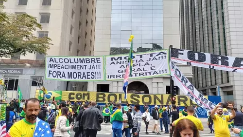 Manifestantes começam a se aglomerar na Av. Paulista em ato por anistia a Bolsonaro