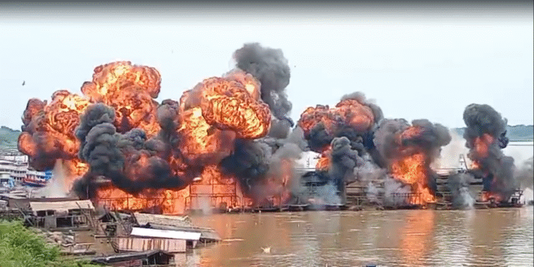 Queima de balsas de garimpo em Humaitá (Foto: Reprodução/Internet)