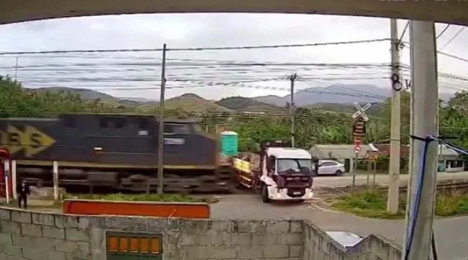 Caminhão atingido por trem