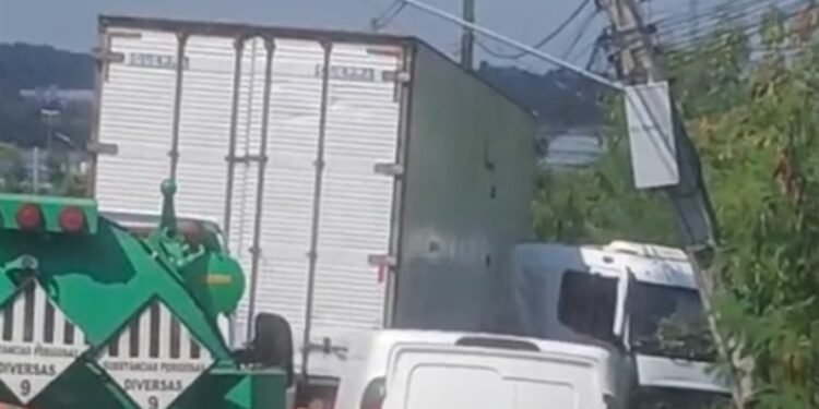 Caminhão colide com poste e deixa parte da zona Leste sem energia