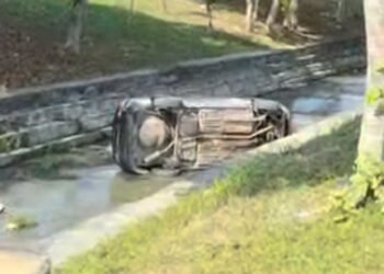 Carro cai dentro de igarapé