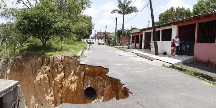 Fala Manaus Moradores temem desabamento por cratera no Canaranas