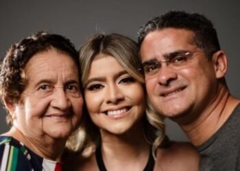 Dona Rosa Almeida, Aryel Almeida, e o prefeito David Almeida (Foto: Reprodução/Redes Sociais)