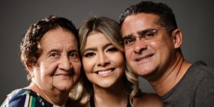 Dona Rosa Almeida, Aryel Almeida, e o prefeito David Almeida (Foto: Reprodução/Redes Sociais)