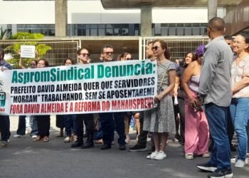 Ato realizado por professores e pedagogos em frente a CMM (Foto: Divulgação/Asprom Sindical)