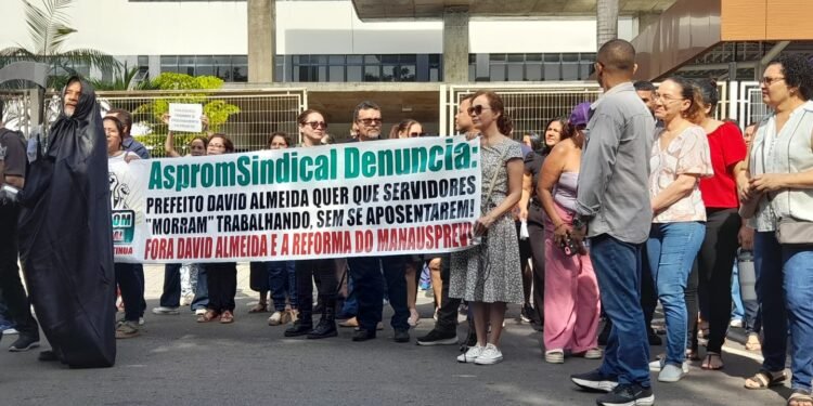 Ato realizado por professores e pedagogos em frente a CMM (Foto: Divulgação/Asprom Sindical)