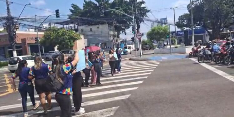 Mães de crianças autistas protestam contra servidora que chamou seus filhos de 'loucos'