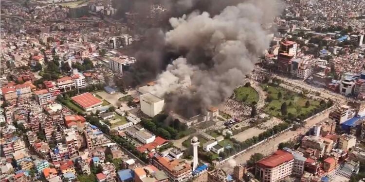 Paralamento do Nepal é incendiado por manifestantes (Foto: Rerpodução/X - @eixopolitico)