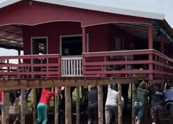 Palafita sendo levada para outro lugar (Foto: Reprodução/Tik Tok - @odilon.carril)