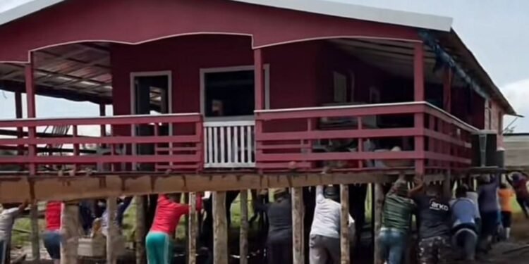 Palafita sendo levada para outro lugar (Foto: Reprodução/Tik Tok - @odilon.carril)