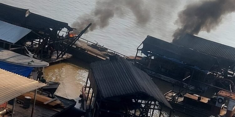 PF e Ibama destroem balsas de garimpo no Amazonas