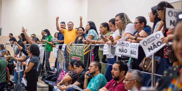 Manifestação de professores na Câmara Municipal (Foto: João Dejacy/Rios de Notícias)